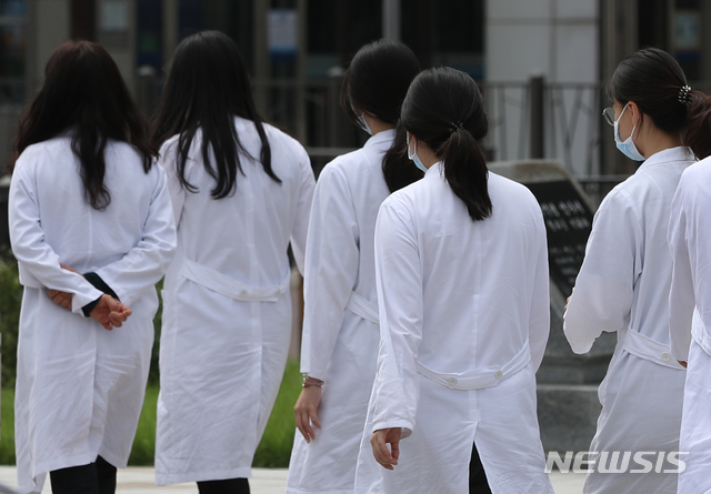 ▲ 의과대학 정원을 확대 등 정부 의료정책에 반대하는 의사들이 늘어나는 가운데  전임의부터 전공의와 봉직의(페이 닥터)들 마저 대정부 투쟁에 나선다는 방침이다. ⓒ뉴시스