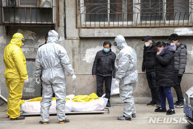 ▲ 코로나로 숨진 사람의 시신을 정리하는 우한시 관계자들. ⓒ뉴시스 AP. 무단전재 및 재배포 금지.