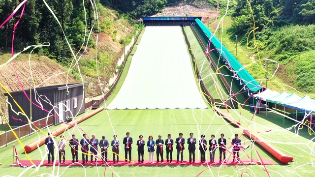 ▲ 칠곡군은 칠곡호국평화기념관 옆에‘칠곡보 사계절썰매장’을 조성하고 지난 14일 개장식을 열었다.ⓒ칠곡군