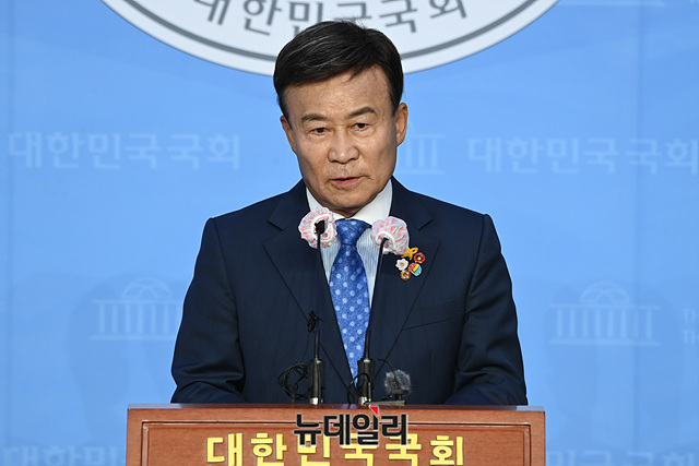 ▲ 김원웅 광복회 회장이 20일 오후 국회 소통관 기자회견장에서 '에키타이 안(Ekitai Ahn·안익태)'의 만주국 건국 10주년 음악회 지휘 동영상 공개 및 친일행위 고발 기자회견을 갖고 있다. ⓒ박성원 기자