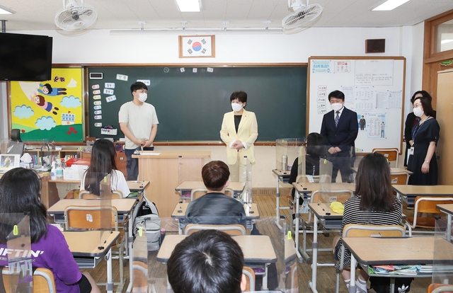 ▲ 강은희 대구시교육감은 지난 18일 여름방학을 보내고 개학을 맞이한 초등학생들을 격려하고 등교 상황을 점검하기 위해 대구성동초등학교를 방문했다.ⓒ대구시교육청