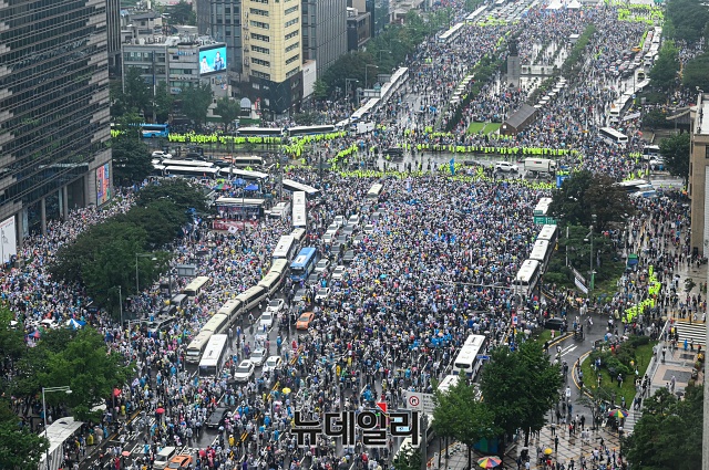 ▲ 최근 서울 사랑제일교회 및 광화문집회 참석자들을 중심으로 코로나19 2차 대유행이 진행되면서 전국 21곳에서 감염자가 속출하고 있다. 사진은 제75주년 광복절을 맞아 문재인 퇴진 국민대회에 참가한 시민들이 지난 15일 오후 서울 종로구 광화문광장을 가득 채우고 있다.ⓒ권창회 기자