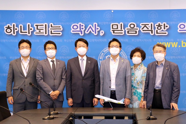 ▲ 지난 20일 오후 부산시 동구에 위치한 부산시약사회관에서 한태근 에어부산(가운데 좌측)과 변정석 부산시 약사회장(가운데 우측)이 만나 상호협조를 약속하며 기념 촬영을 하고 있다. ⓒ 에어부산
