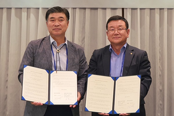 ▲ 이수재 한화시스템 연구개발본부장(오른쪽)과 민경식 한국전자파학회장이 20일 제주 오리엔탈호텔에서 레이더 기술 관련 업무협약 체결 후 기념사진을 찍고 있다. ⓒ한화