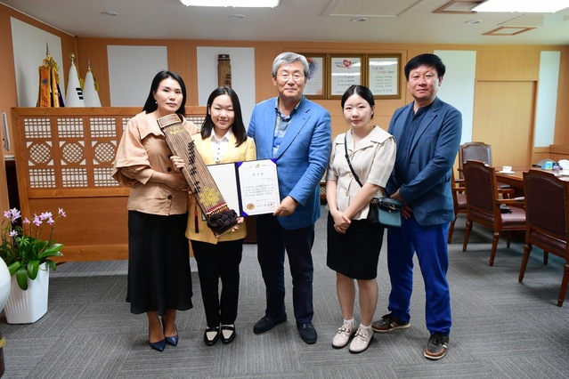 ▲ 고령군(군수 곽용환)은 지난 19일 군수실에서 가야금 천재소녀 박고은 양을 고령군 ‘청소년 가야금 홍보대사’로 위촉했다.ⓒ고령군