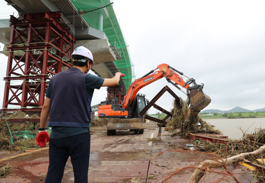 ▲ 지난 6일 폭우로 인해 가설 교량용 난간 및 복공판 등이 유실된 세종시 연기면 금강보행교 건설 현장.ⓒ연합뉴스