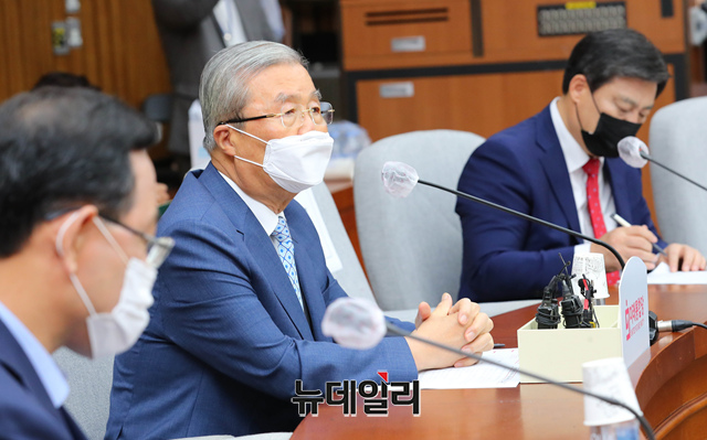 ▲ 김종인 미래통합당 비상대책위원장이 21일 오전 국회에서 열린 미래통합당 시도당위원장 회의에 참석해 현안관련 발언을 하고 있다.ⓒ이종현 기자