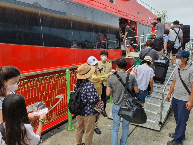 ▲ 울릉군은 ‘코로나에 안전한 청정 울릉’이라는 슬로건을 사수하고자 공무원들이 직접 나섰다.ⓒ울릉군