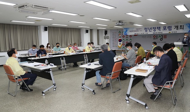 ▲ 의성군은 지난 20일 군청 회의실에서 청년정책 포럼을 개최했다.ⓒ의성군