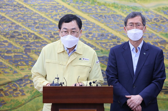 ▲ 주낙영 경주시장(왼쪽)과 정재훈 한수원 사장이 21일 경주시청에서 열린 기자회견에서 맥스터 건설을 위한 실효성 있는 지역발전 방안 원칙을 수립하고 협력하기로 했다.ⓒ경주시
