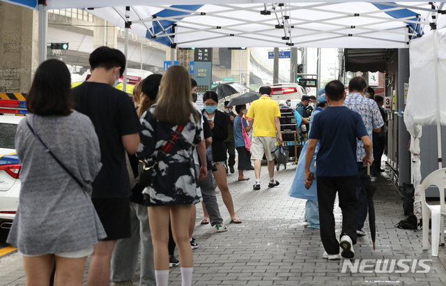▲ 21일 오전 서울 성북구 보건소에 마련된 선별진료소에서 시민들이 검사를 받기 위해 줄을 서 있다. ⓒ뉴시스