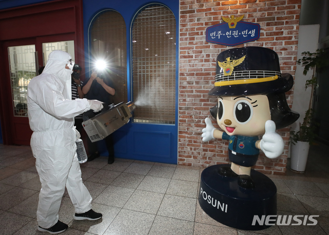 ▲ 21일 오전 서대문구 경찰청 로비에서 관할 보건소 직원들이 방역 작업을 하고 있다. ⓒ뉴시스