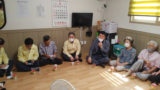 ▲ 강성조 행정부지사는 21일 경산·영천지역 무더위쉼터와 사회복지관, 영남대학교를 찾아 폭염대비 무더위쉼터 운영 및 코로나19 방역실태를 점검했다.ⓒ경북도