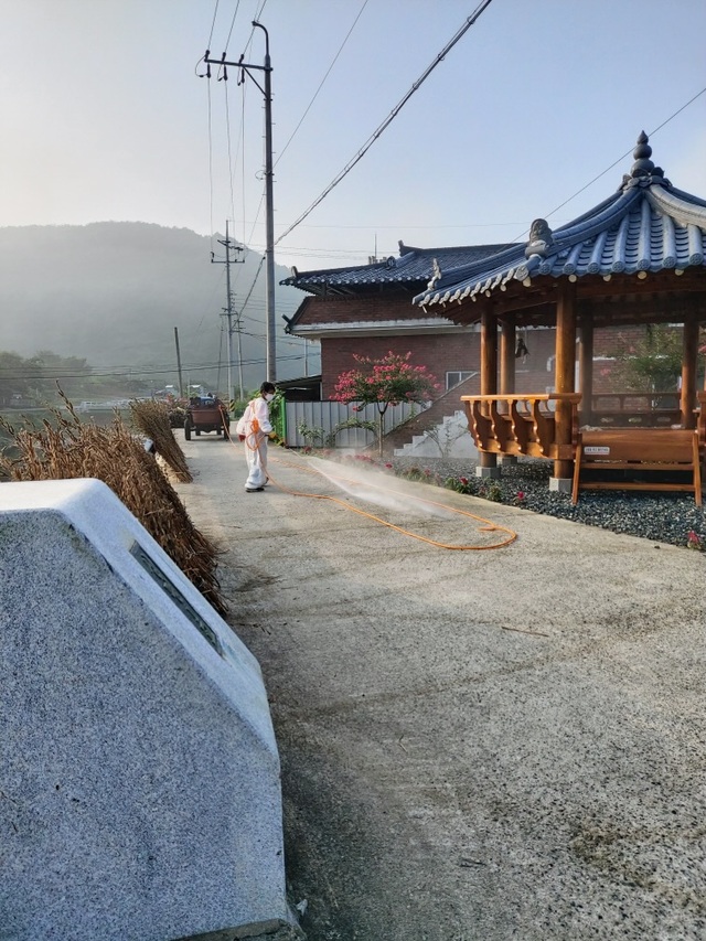 ▲ 청도군 매전면은 코로나19 재확산을 막기 위해 지난 21일 오전 7시부터 관하학구(7개리)에 마을안길, 공중화장실, 다중이용시설 등을 대상으로 코로나19 긴급 공동방역활동을 실시했다.ⓒ청도군