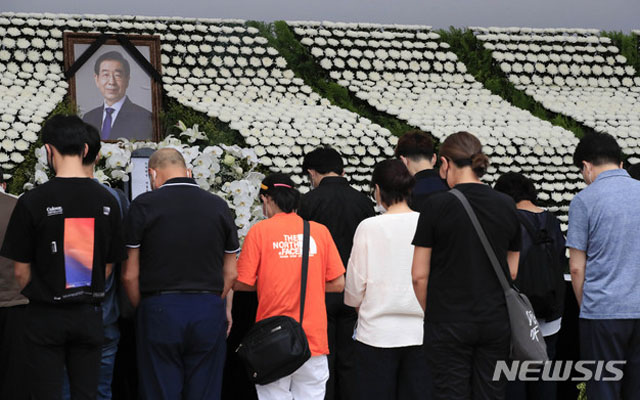 ▲ 故박원순 서울시장의 시민분향소 모습. 많은 시민들이 한꺼번에 분향하고 있다. ⓒ뉴시스. 무단전재 및 재배포 금지.