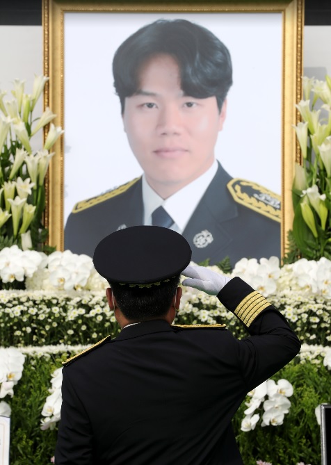 ▲ 지난 2일 충주시 산척면 명서리 산사태 매몰사고 현장에 출동하던 중 갑자기 지반침하로 급류 휩쓸려 순직한 충북 충주소방서 소속 송성환 소방관 영결식에서 한 소방관이 거수 경례를 하고 있다.ⓒ충북도