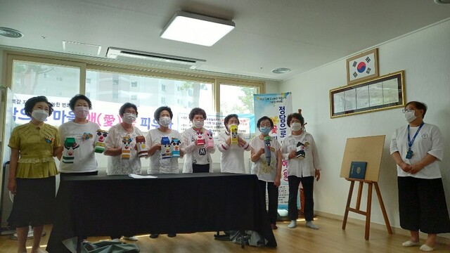 ▲ 휴포레 인형극단은 지난 20일 인형극 ‘까만 크레파스’를 공연했다.ⓒ칠곡군