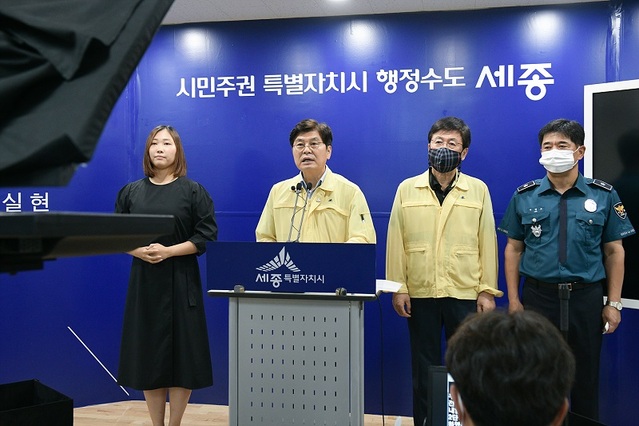 ▲ 이춘희 세종시장이 22일 시청 정음실에서 코로나19의 전국적인 확산에 대응해 23일부터 사회적 거리두기 2단계 조치 시행과 관련해 발표를 하고 있다.ⓒ세종시