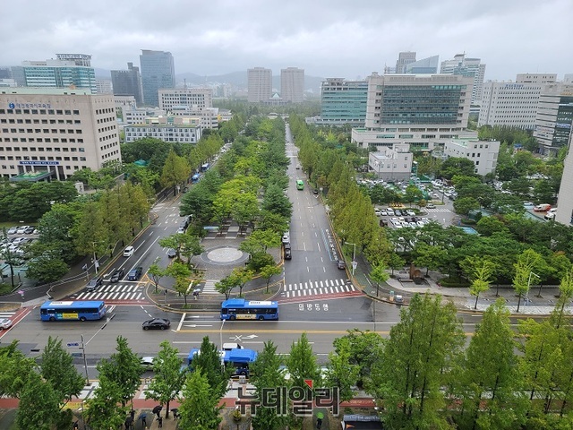 ▲ 구름이 잔뜩 낀 대전 보라매공원 모습.ⓒ김정원 기자