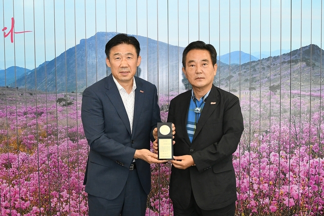 ▲ 대구 달성군은 ‘2020 대한민국 방방곡곡 여행 박람회’에서 비대면(언택트) 힐링관광을 주제로 홍보관을 운영해 지자체 107여 개 중 기초자치단체 부문 우수상을 수상했다. 사진 오른쪽은 김문오 달성군수.ⓒ달성군