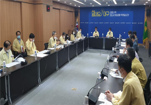 ▲ 대구시는 22일 ‘대구시 방역대책 전략자문위원’들과 실·국장 긴급회의, 구·군 부단체장 회의를 잇따라 열고 대구의 감염자 발생자 수가 타 지역에 비해 많지는 않지만 앞으로 한 주간이 지역전파를 막을 수 있는 중요한 시기라는 2단계로 격상하기로 했다.ⓒ대구시