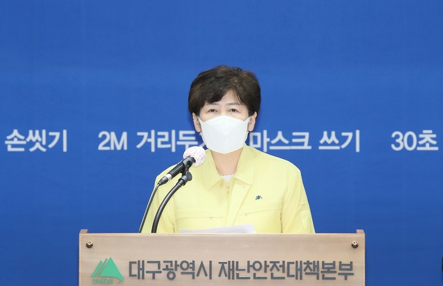 ▲ 강은희 대구시교육감은 23일 오전 대구시청에서 브리핑을 갖고 “장기간의 원격수업과 등교수업의 병행으로 학생들의 학력저하 및 학습격차를 우려하는 사회적 목소리가 있지만, 지금의 상황에서는 학습보다는 학생들을 코로나19로부터 보호하는 것이 무엇보다 중요하다고 판단해 결정했다”고 밝혔다.ⓒ대구시교육청