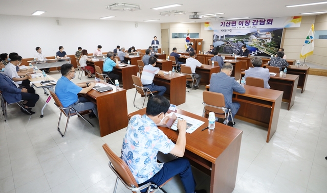 ▲ 백선기 칠곡군수가 민생안정과 지역발전을 위해 8개 읍면을 순회하는 ‘이장간담회’를 갖고 소통시간을 가졌다.ⓒ칠곡군