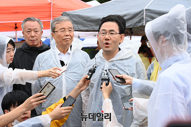 ▲ 주호영 미래통합당 원내대표가 지난 10일 오후 경남 하동군 화개면 소재 화개장터 수해현장을 방문해 취재진의 질문에 답하고 있다. ⓒ박성원 기자