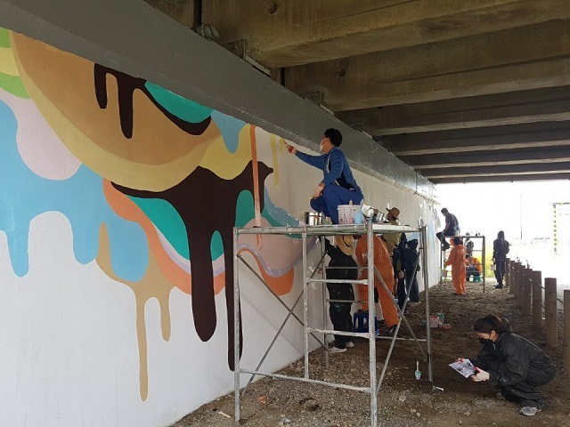 ▲ 포항제철소 임직원들이 해도동 형산교량 하부에서 벽화그리기 작업에 열중하고 있다.ⓒ포항제철소
