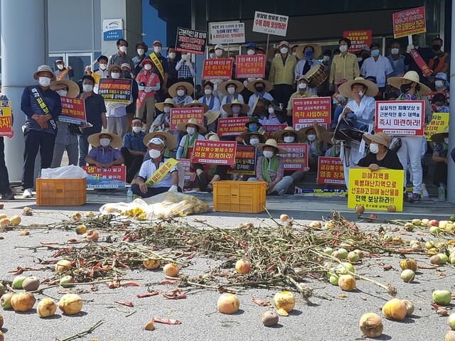▲ 용담댐 수위조절 실패로 인해 피해를 입은 충북 영동, 옥천군 등 4개 지역 주민들이 수자원공사 금강유역본부에서 항의 집회를 갖고 있다.ⓒ영동군