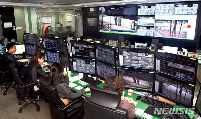 ▲ 서울 노원구의 스마트 도시센터. 서울 25개구청마다 이런 CCTV 관제센터가 있다. ⓒ뉴시스. 무단전재 및 재배포 금지.
