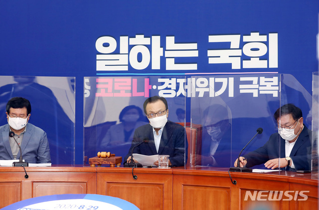 ▲ 이해찬 더불어민주당 대표가 24일 서울 여의도 국회에서 열린 더불어민주당 최고위원회의에 참석해 발언하고 있다. ⓒ뉴시스