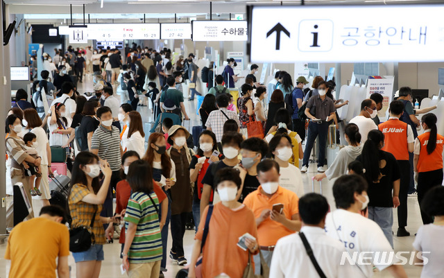 ▲ 신종 코로나 바이러스 감염증(코로나19) 확진자가 서울과 수도권을 중심으로 다시 빠르게 증가하고 있던 지난 19일 오후 서울 강서구 김포국제공항 국내선 청사가 휴가철을 맞은 여행객들로 붐비고 있다. ⓒ뉴시스