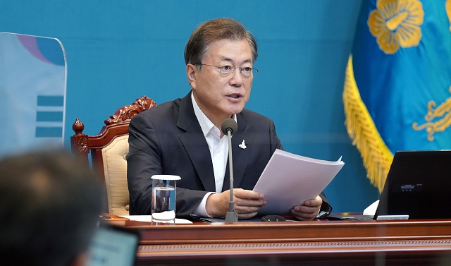 ▲ 문재인 대통령이 24일 오후 청와대 여민관에서 열린 수석 보좌관회의를 주재하고 있다. 이날 회의에는 신종 코로나바이러스 감염증(코로나19) 예방을 위한 유리 칸막이가 설치됐다. ⓒ뉴시스