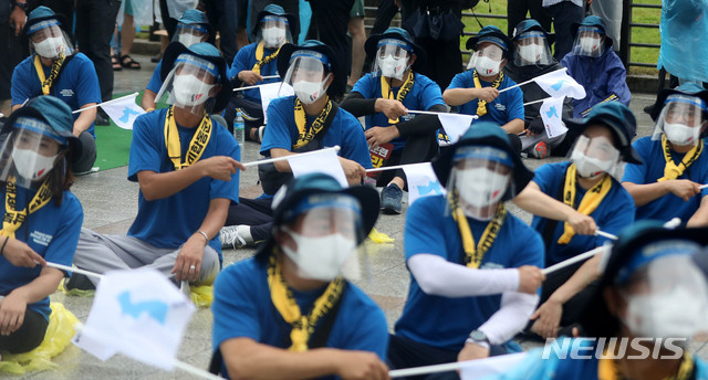 ▲ 민노총의 지난 15일 집회에 우한코로나(코로나19) 확진자가 다녀간 것으로 확인됐다. 민노총은 당시 집회가 금지되자 '기자회견'이라고 신고 한 뒤 2000여명 규모 '8·15 노동자 대회'를 열었다. 사진은 당시 '기자회견'에 참석한 민노총 조합원들의 모습. ⓒ뉴시스