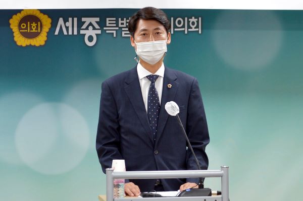 ▲ 세종시의회 이태환 의장은 24일 의회청사 대회의실에서 비대면 방식으로 진행된 제1회 언론 브리핑을 주재하고 있다.ⓒ세종시의회