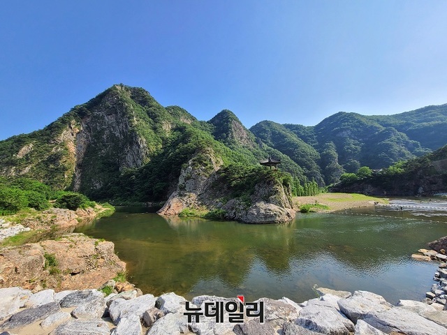 ▲ 달이 머무르는 봉우리로 유명한 충북 영동군 황간면 원촌리 48-3 월류봉. 월류봉은 높이 약 400m의 봉우리로 동서로 뻗은 능선은 6개의 봉우리로 이뤄져 있다. 산 아래는 금강 상류의 한 줄기인 초강천이 흐르고 깨끗한 백사장, 강변에 비친 달빛이 유난히 아름답다.ⓒ뉴데일리 충청본부 D/B