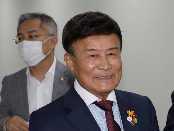 ▲ 김원웅(오른쪽) 광복회장이 24일 국회 소통관 기자회견장에서 회견을 마친 뒤 최강욱(왼쪽) 열린민주당 의원과 회견장을 나서고 있다. ⓒ뉴시스