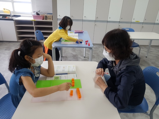 ▲ 코로나19로 인한 학력 방역의 필요성이 증가됨에 따라 교육감의 공약사업인 ‘1수업2교사제’를 대폭 확대해 5월 중학교 66교 101명을 시작으로, 7월부터 초등학교 99교 99명의 수업협력교사가 탄탄하고 촘촘한 학력 방역을 위해 애쓰고 있다.ⓒ대구시교육청