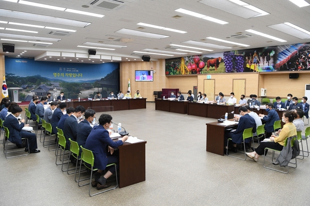 ▲ 경북 영주시(시장 장욱현)가 ‘2021년도 업무계획 보고회’를 열고, 내년도 시정 업무 운영방향과 중점추진 사업 발굴을 위한 실‧국별 업무계획을 본격 논의했다.ⓒ영주시