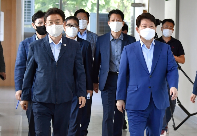 ▲ 이철우 지사(왼쪽)와 권영진 시장이 25일 합의문 발표를 위해 도청 브리핑룸에 함께 입장하고 있다.ⓒ경북도