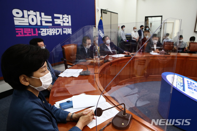 ▲ 지난 24일 오전 서울 여의도 국회에서 열린 더불어민주당 최고위원회의에서 각 자리마다 투명 아크릴이 설치되어 있다. ⓒ뉴시스