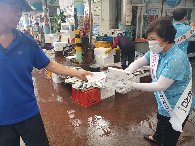 ▲ 영덕군은 영해만세시장에서 
 상인과 주민들에게 마스크 300매를 나눠주며 코로나19 예방 행동수칙을 홍보했다.ⓒ영덕군