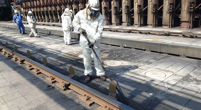 ▲ 포항제철소 화성부 직원들이 25일 태풍으로 인한 피해를 막기 위해 물막이용 모래주머니를 쌓아놓고 있다.ⓒ포항제철소