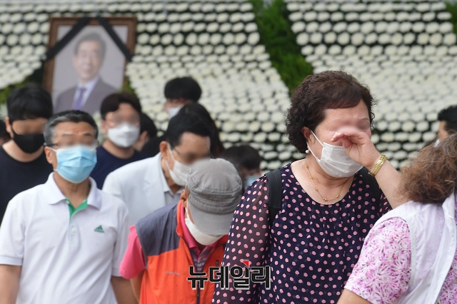 ▲ 지난달 12일 시민분향소를 찾은 한 시민이 서울 중구 서울시청 앞에 마련된 故 박원순 서울시장의 조문을 마치고 눈물을 훔치고 있다.ⓒ권창회 기자