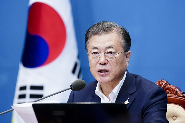 ▲ 문재인 대통령이 25일 오전 청와대 여민관에서 화상으로 진행된 국무회의에 참석해 발언하고 있다. ⓒ청와대