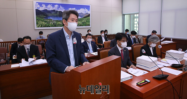 ▲ 이인영 통일부 장관이 25일 오전 국회에서 열린 외교통일위원회 전체회의에서 업무보고를 하고 있다. ⓒ박성원 기자