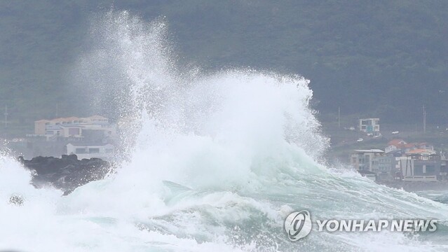 ▲ 25일 오전 제주 서귀포시 안덕면 사계리 해안가에 강한 파도가 몰아치고 있다.ⓒ연합뉴스