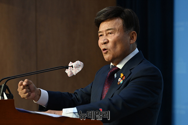 ▲ 김원웅 광복회장이 지난 24일 오후 국회 소통관 기자회견장에서 기자회견을 갖고 있다. ⓒ박성원 기자