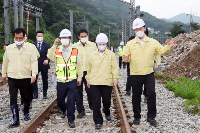 ▲ 김현미 국토교통부 장관이 지난 12일 집중호우로 피해를 입은 충북선 동량~삼탄역 구간 복구현장을 방문해 이시종 충북지사 등과 함게 현장을 살펴보고 있다.ⓒ한국철도시설공단